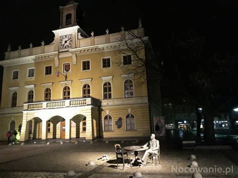 Rynek wieczorem i pomnik Rowińskiego., Ostrów Wielkopolski, zdjęcia
