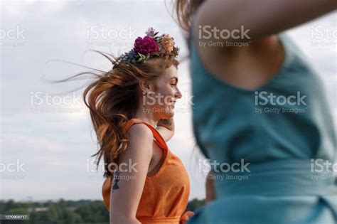 Dua Gadis Muda Dan Cantik Di Karangan Bunga Di Alam Konsep Perayaan