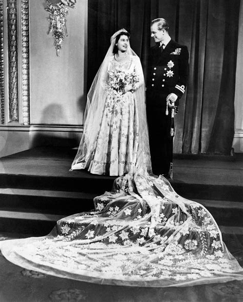 Mając 18 lat wstąpił do marynarki wojennej. How Queen Elizabeth's wedding dress diverted war-worn ...