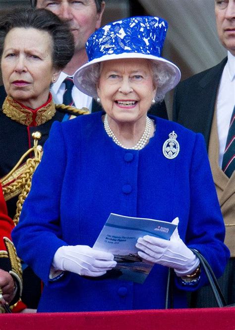 Queen Elizabeth Is Having A Fashion Moment And We Love It Yahoo