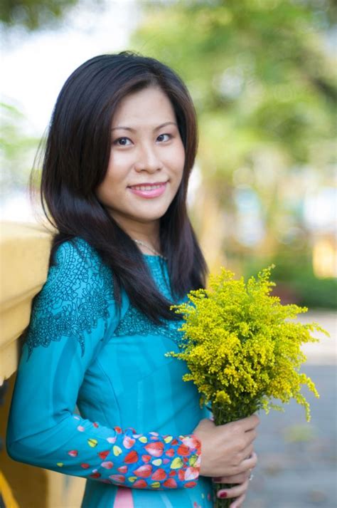 รูปภาพ คน หญิง ดอกไม้ แนวตั้ง โมเดล หนุ่มสาว สีเขียว เอเชีย