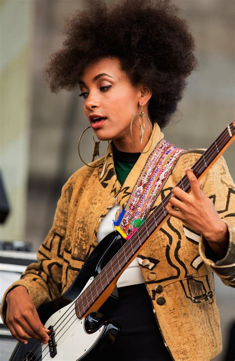Esperanza spalding (born october 18, 1984) is an american jazz bassist, cellist and singer, who draws upon many genres in her own compositions. 10 Times Esperanza Spalding's Hair and Style Were a ...