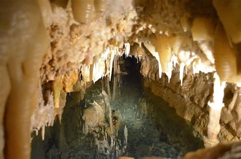 Crystal Lake Cave In Dubuque Iowa Exploration America