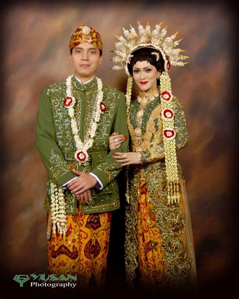 Pakaian tradisional dari jawa timur memiliki ciri khas pakaian yang indah dan elok untuk dilihat. Kumpulan Foto Model Baju Kebaya Jawa Timur - Trend Baju Kebaya