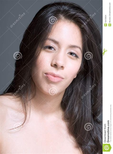 Retrato De La Belleza De La Mujer De Latina Con El Pelo Largo Foto De Archivo Imagen De Cara