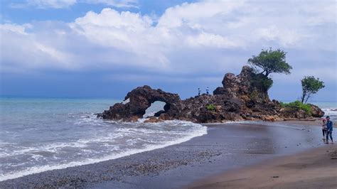 Tempat yang diyakini sebagai tempat singgah kanjeng ratu. Pantai Karang Bolong, Kecamatan Limau | Pantai, Karang, Limau