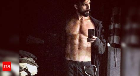 Shahid Kapoor Shahid Kapoor Flaunts His Six Pack Abs In His Latest