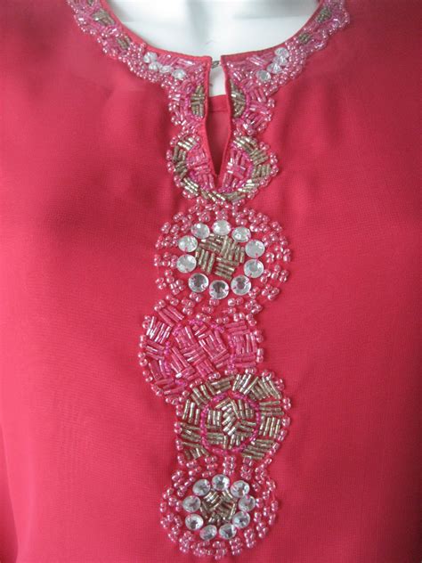 Pemakaian baju kurung yang asal, bagi kaum perempuan juga mengambil kira gaya pakaian islam dengan mengenakan penutup kepala yang dipanggil kelubung. Busana Indah Collections: Baju Kurung Moden - Koleksi Mac