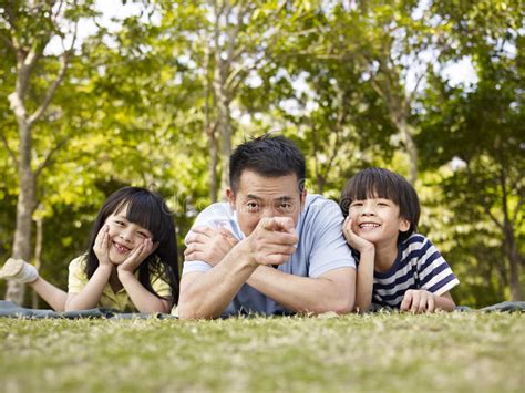 Padre Asiático E Hijo Que Tienen Una Conversación Seria Foto De Archivo