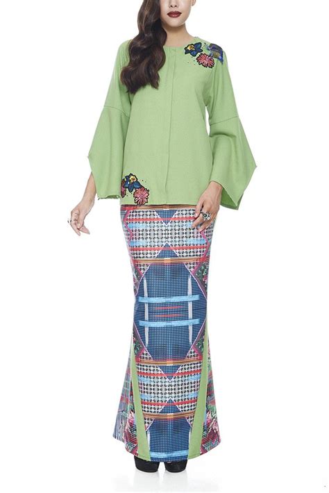 11 modern baju kurungs to show off during raya visiting. GREEN SERAI - MODERN GLITTERY FABRIC BAJU KURUNG WITH ...