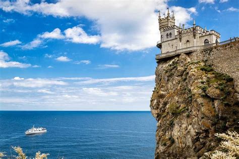 18 Spectacular Castles On A Cliff Historic European Castles