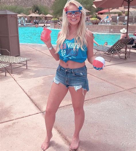 Hot Pictures Of Tomi Lahren Which Will Make You Fantasize Her The Viraler