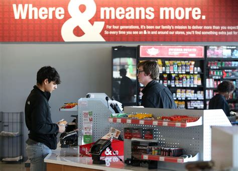 New Kum And Go Store Emphasizes Expanded Food Options Business News