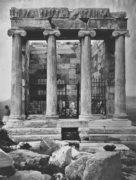 Οι σχεδόν παρατημένες αθηναϊκές αρχαιότητες του 1869 φωτογραφημένες από