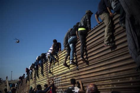 Migrantes Intentan Sin Xito Cruzar A La Fuerza La Frontera Entre M Xico Y Estados Unidos La