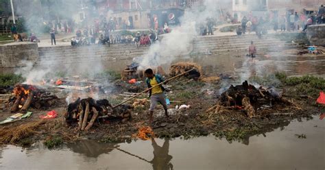 Nepal Volunteers Burn Unclaimed Bodies As Death Toll Rises Time