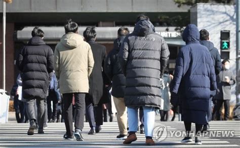 예상되는 비의 양은 5~10mm로 많지 않겠지만, 돌풍과 벼락을 동반한 요란한 비가 내리는 곳이 있겠습니다. 내일날씨 전국 영하권 한파 지속, 최저기온 인천 영하 8도 수원 ...