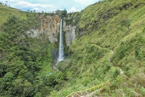 640 x 427 â· 69 kb â· jpeg credited to: Road to Sipiso-Piso Waterfall Near Lake Toba - Michelle ...