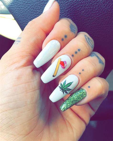 Así que si quieres aprender sigue leyendo. 20+ Hermosas Diseños de Uñas en Blanco que te Encantarán