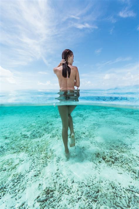 昼間に水の中で裸の女性の写真 Unsplashの無料女性写真