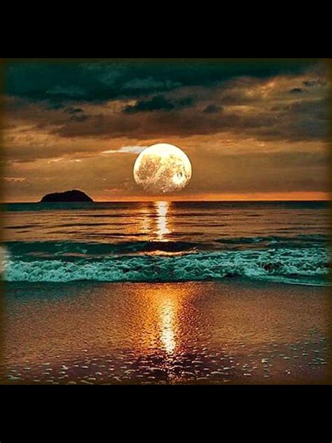 A Beautiful Sunset Beautiful Sunset Beach Scenes Beautiful Moon