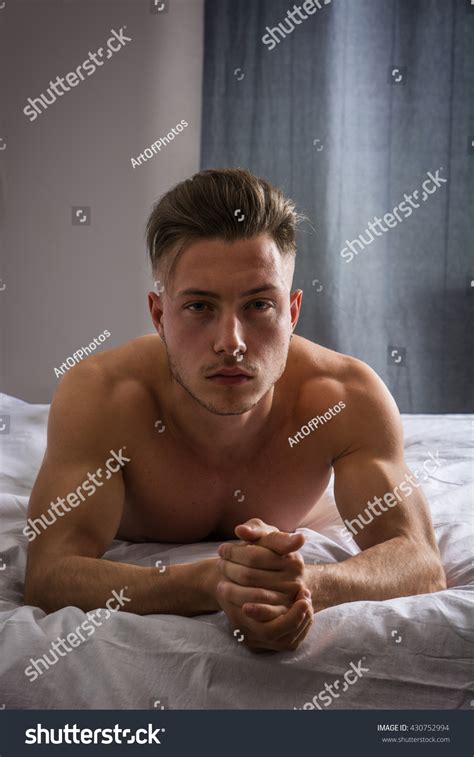 shirtless sexy male model lying alone стоковая фотография редактировать 430752994