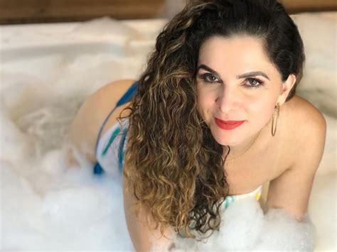 Luiza Ambiel Posa Sensual Na Bainheira E Manda Recado Se Ame Primeira Hora