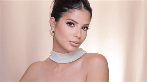 Laura Lee Youtube Beauty Influencer Signs With Wme
