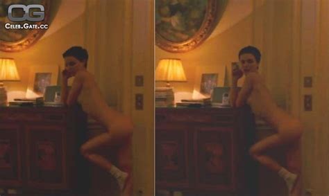 Naked Natalie Portman In Hotel Chevalier