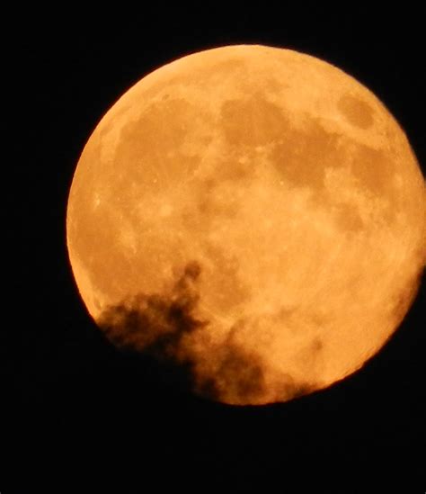 Tonights Full Moon Falls On The Spookiest Night In 13 Years