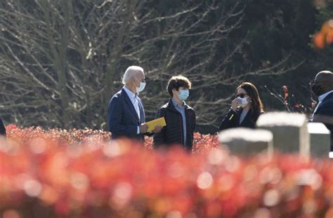 2015 dog hans äldre sonen beau i cancer. Joe Biden (Mitte) geht gemeinsam mit seinem Enkel Hunter ...