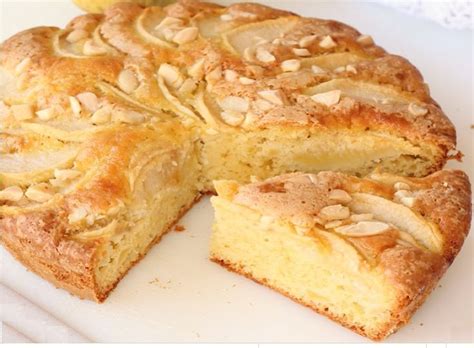 Le gâteau moelleux aux pommes au citron et aux amandes est un gâteau à base de sucre farine