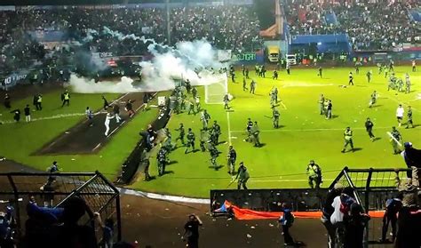 Batalla Campal Y Muertos En Un Partido De F Tbol En Indonesia