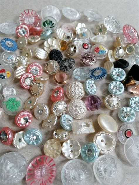 Pin By Bea Oliver On Beautiful Buttons Button Crafts Button Jewelry