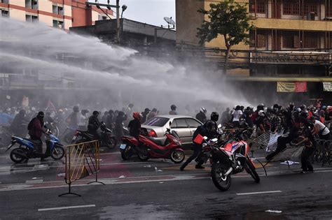 Thai Police Use Rubber Bullets Tear Gas Against Protesters Al Bawaba