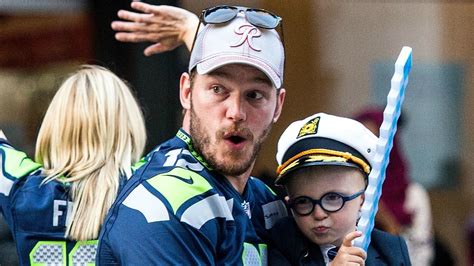 Chris pratt and katherine schwarzenegger welcome first child together. Chris Pratt and Anna Faris' Adorable Son Jack Steals the Show at Seattle Parade | Entertainment ...