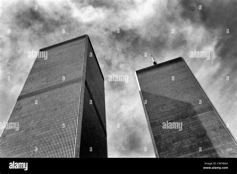 World Trade Center Attack 2001 Fotos Und Bildmaterial In Hoher