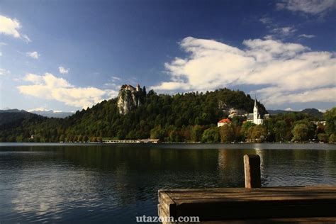 Nézd a szigeten, a katolikus egyház bled tó vár és a hegyek a háttérben. A Bledi-tó ősszel - Messzi tájak Bled városlátogatás ...