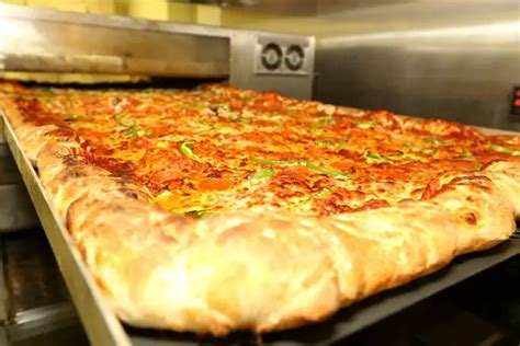 Texas Restaurant Breaks Record For The World S Largest Commercially Available Pizza Guinness