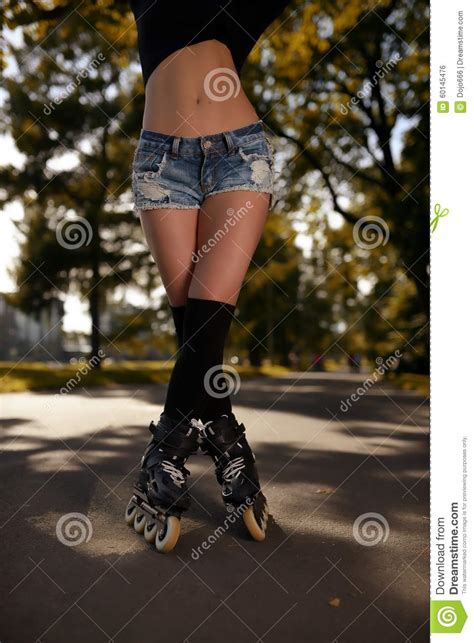 Sexy Weibliche Beine In Den Rollschuhen Stockfoto Bild Von Park