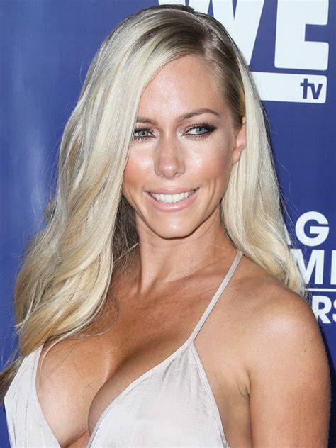 Kendra Wilkinson Cleavage Photos Thefappening