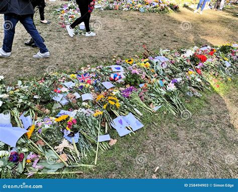 Floral Tributes To the Queen Editorial Stock Photo - Image of london