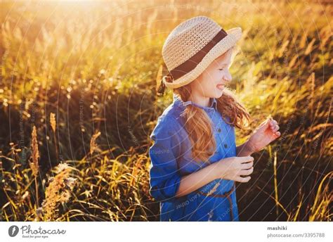 preteen 11 jahre alt kind mädchen zu fuß auf sommer landschaft straße genießen urlaub im freien