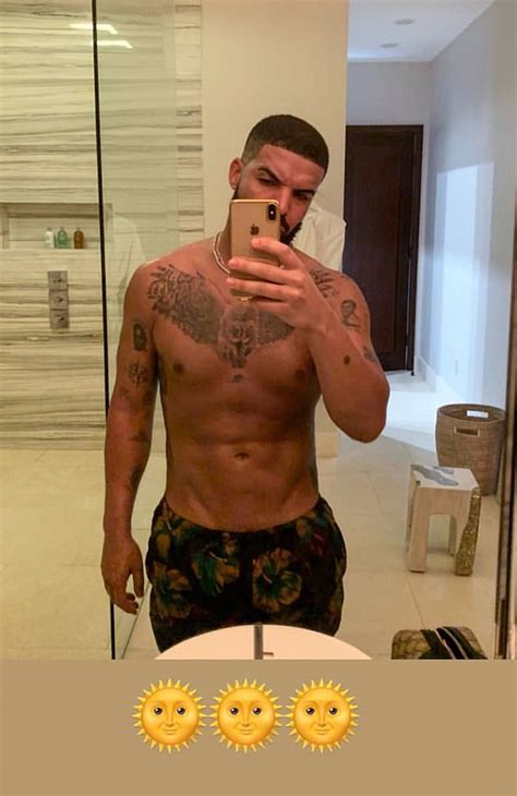 Drake Shows Of His Ripped Physique In Shirtless Selfie As He Holidays