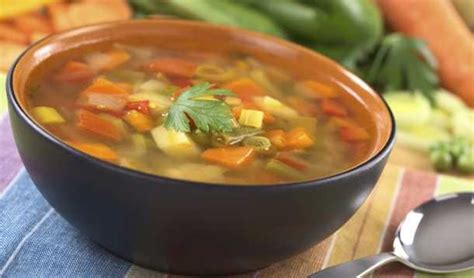 11 recetas de cenas ligeras para perder kilos sin ponerse a dieta. Vive Sana: Receta de sopa de verduras para adelgazar