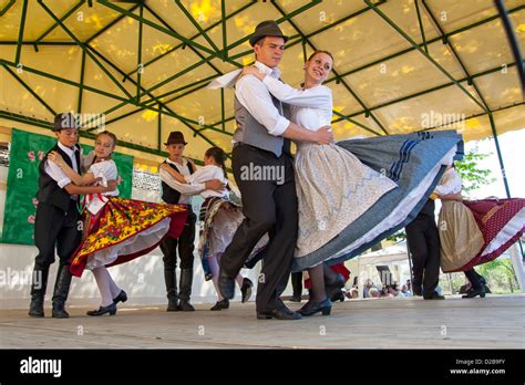 Los Jóvenes Realizan Bailes Folclóricos Tradicionales Húngaras En Traje