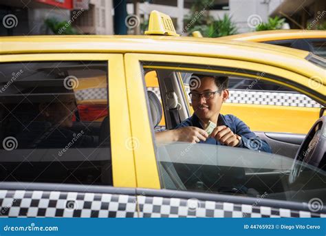 Taxista Que Conduce Al Cliente Feliz Del Coche Que Paga El Dinero