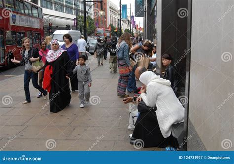 Englandshoppers On Oxford Street Editorial Photography Image Of England Bags 124734997