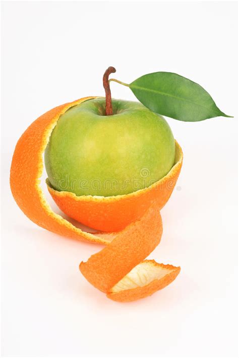 Apple Dans Une Peau Dune Orange Image Stock Image Du Pomme Jardin