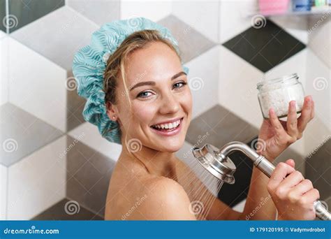 Imagen De Una Joven Sonriendo Mientras Se Ducha En El Baño De Su Casa